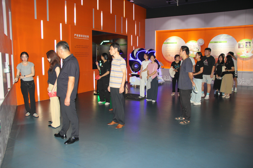 20250819情系職工子女  助力夢(mèng)想啟航——潔晶集團(tuán)舉行職工子女高考獎(jiǎng)學(xué)金發(fā)放儀式7_1